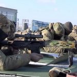 El video muestra al ejército de Putin realizando ejercicios de tiro en la región de Rostov fronteriza con Ucrania el lunes.