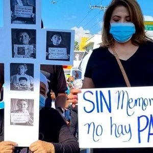 Salvadoreños protestan contra Bukele en conmemoración de la paz
