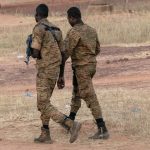 Se escuchan disparos en el cuartel del ejército de Burkina Faso después de un día de protestas violentas