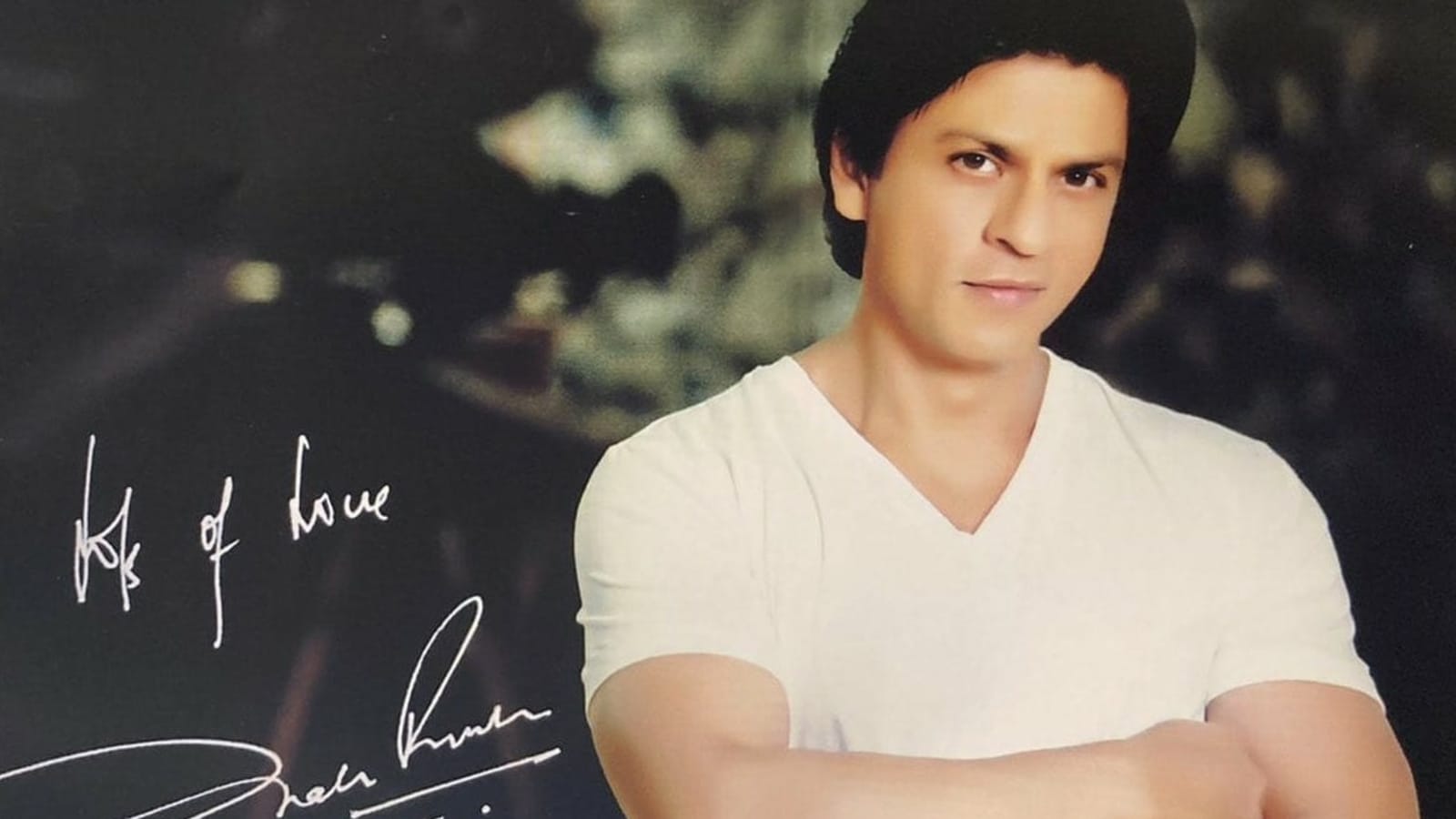 Shah Rukh Khan envía una foto firmada y una nota escrita a mano como muestra de agradecimiento al fan egipcio que ayudó al profesor indio