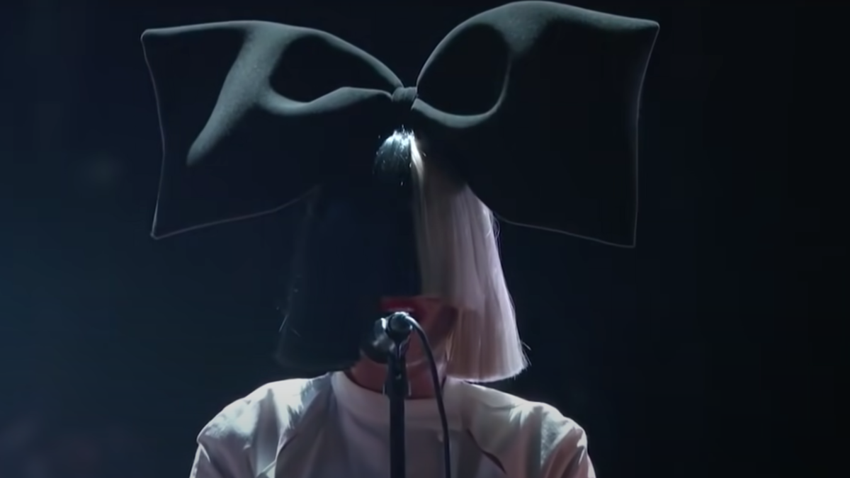 Sia revela que la reacción violenta de la música llevó a una recaída