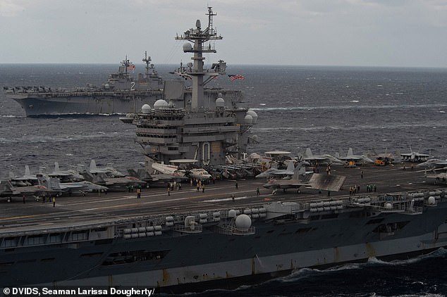 El USS Carl Vinson se ve con el USS Essex detrás en una imagen de enero de 2022
