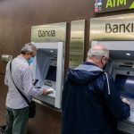 'Soy viejo, no tonto': los mayores españoles critican la banca online
