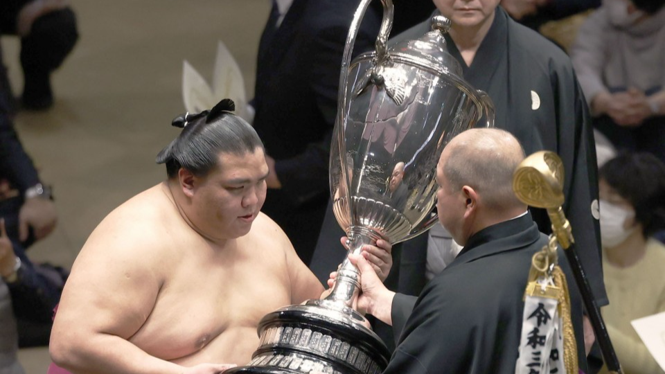 Sumo: Mitakeumi aboga por la promoción de ozeki con el tercer campeonato