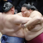 Sumo: Terunofuji, Mitakeumi siguen empatados en el liderato el día 11