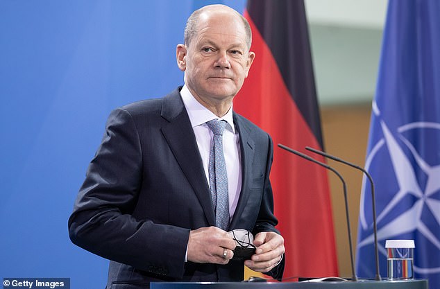 Olaf Scholz, el nuevo canciller de Alemania, ha sido acusado de debilitar a la OTAN, la UE y su propio país con una postura blanda hacia Rusia, incluso cuando Putin se prepara para invadir Ucrania.