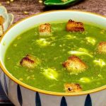 Termine su día con un plato reconfortante de sopa dal palak cubierta con picatostes de ajo (receta en el interior)