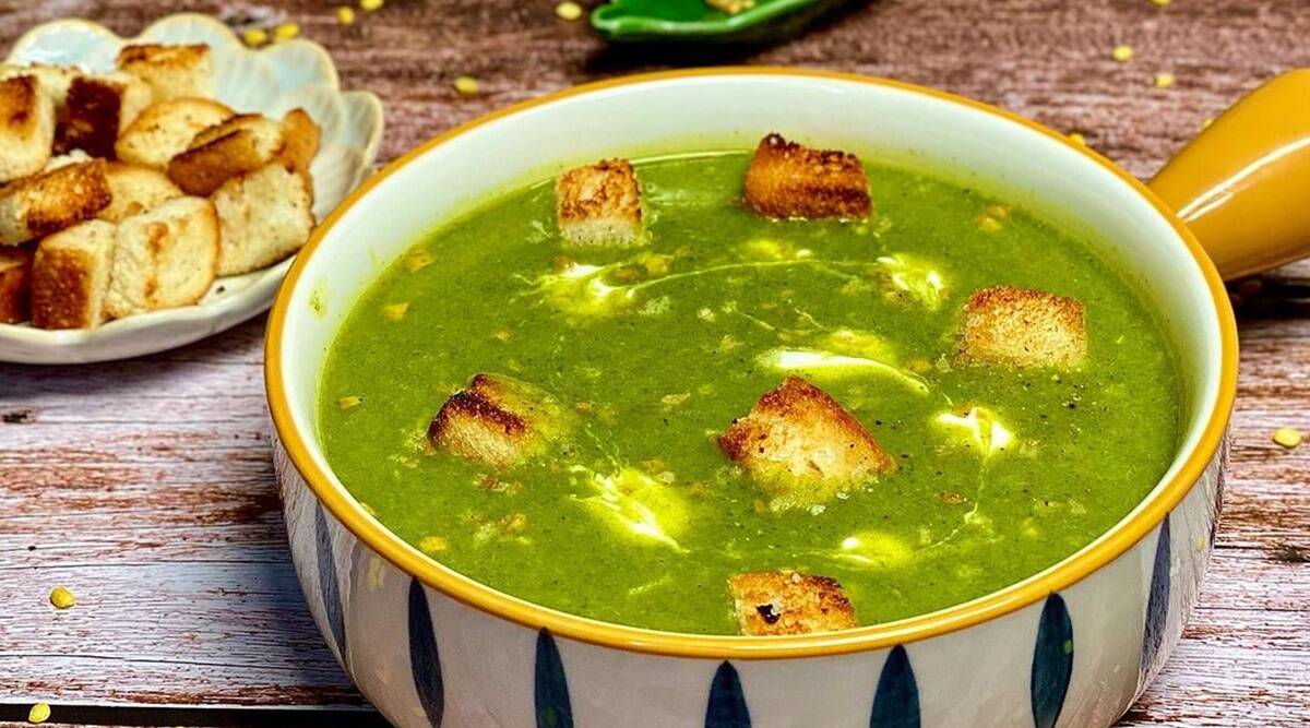 Termine su día con un plato reconfortante de sopa dal palak cubierta con picatostes de ajo (receta en el interior)