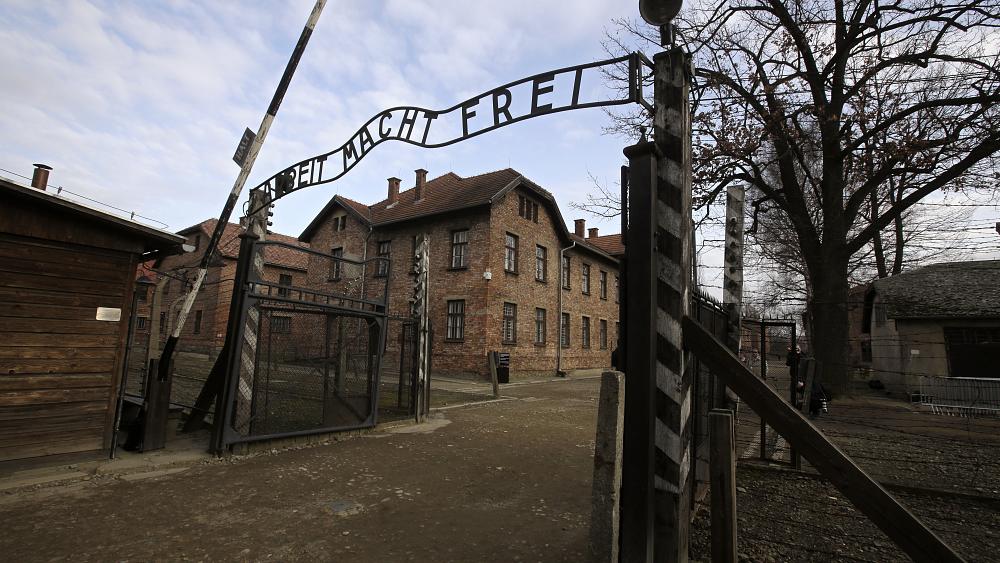 Turista arrestado por hacer el saludo nazi frente a las puertas de Auschwitz