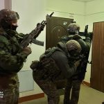 Agentes del servicio de seguridad ucranianos allanan una propiedad que, según dicen, estaba siendo utilizada por una banda criminal para planear una serie de robos en las regiones fronterizas.