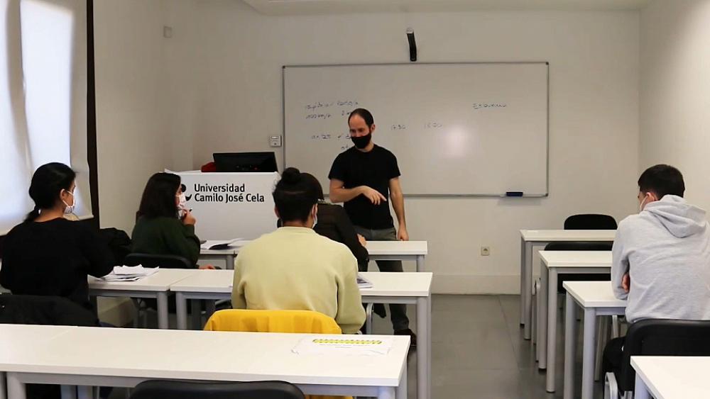 Universidad madrileña ofrece a jóvenes refugiados afganos un futuro en España