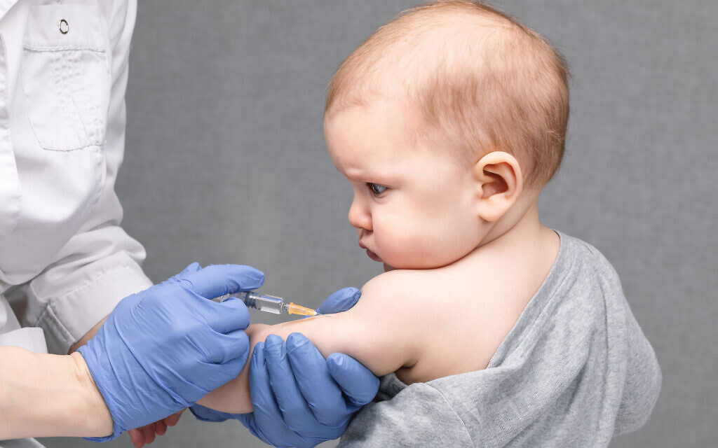 Vacuna COVID para bebés israelíes, niños pequeños esperados para abril, dice funcionario de salud
