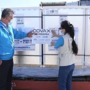 Venezuela recibe nuevo cargamento de vacunas contra el COVID-19 desde China