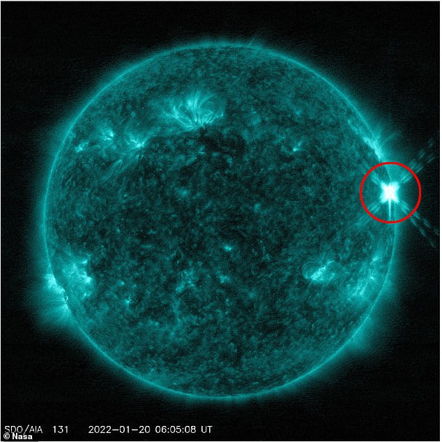 La NASA publicó el viernes impresionantes imágenes de una poderosa bengala disparada desde el sol de la Tierra.