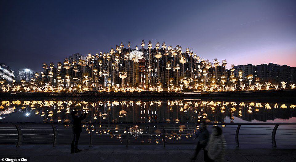 Una fotografía muestra el impresionante edificio '1,000 Trees' que se encuentra a lo largo del Suzhou Creek en Shanghai, China.