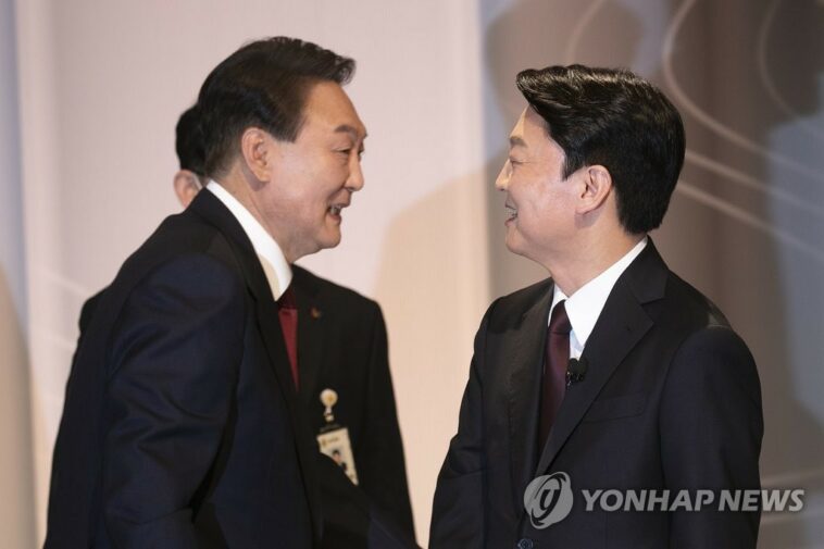 (AMPLIACIÓN) Ahn notifica a Yoon sobre ruptura de negociaciones de fusión de candidatura presidencial