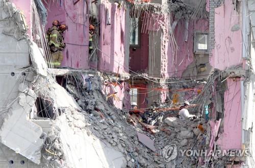 (AMPLIACIÓN) Los rescatistas recuperan dos cuerpos más del apartamento colapsado de Gwangju
