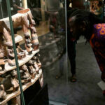 Benin exhibe tesoros saqueados devueltos por Francia