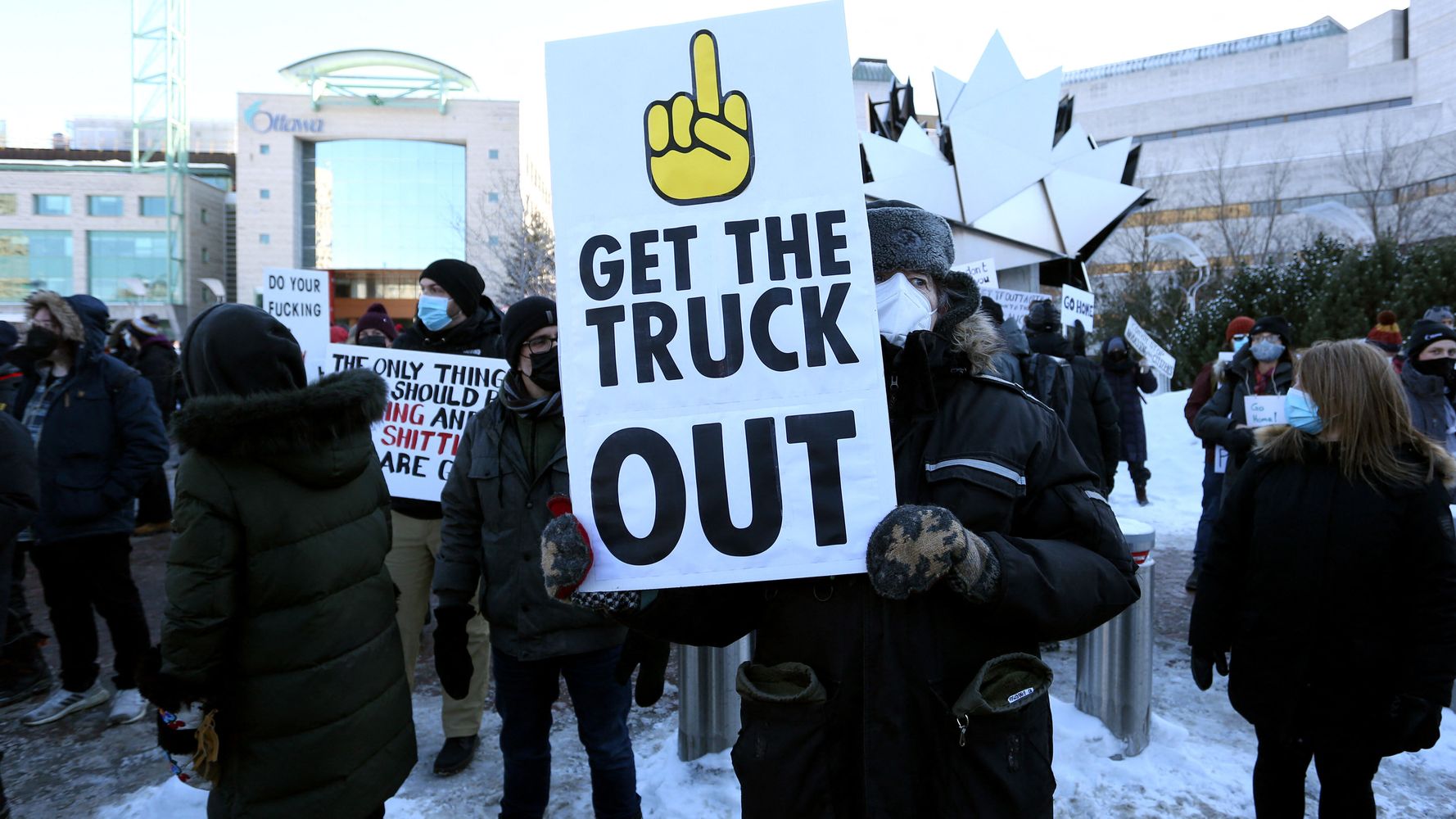 Camionero antivacunas de Ottawa golpeado con demanda colectiva de $ 9.8 millones
