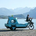 Una empresa letona ha desarrollado un nuevo tipo de experiencia de campamento, en forma de un 'triciclo camper' completamente anfibio que puede ir al agua, viajar por tierra a 15 mph y dormir dos personas.