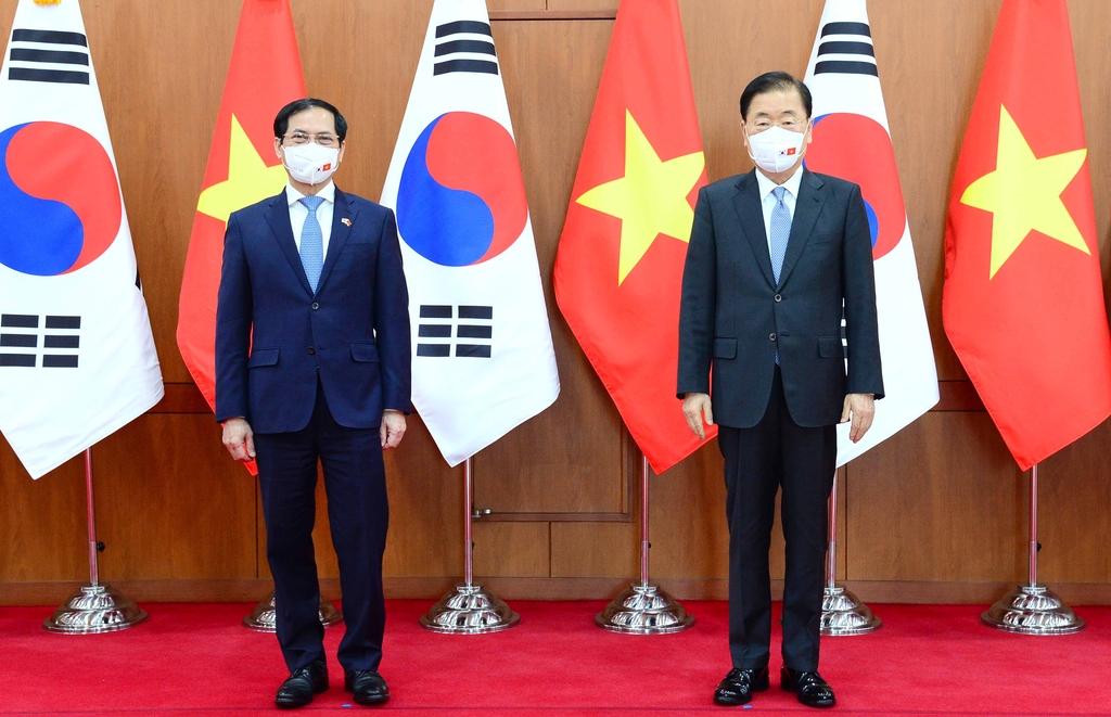 Cancilleres de Corea del Sur y Vietnam acuerdan ampliar la cooperación en cadenas de suministro y vacunas
