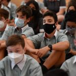 Ya no se requerirá que los estudiantes en NSW usen máscaras en la escuela y la regla se eliminará a fin de mes (en la foto, estudiantes de secundaria en Melbourne)