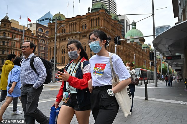 NSW ha registrado 9243 nuevos casos de Covid y 15 muertes a medida que se relajan las restricciones en todo el estado (en la imagen, se ve a los residentes con máscaras en el CBD de Sydney)