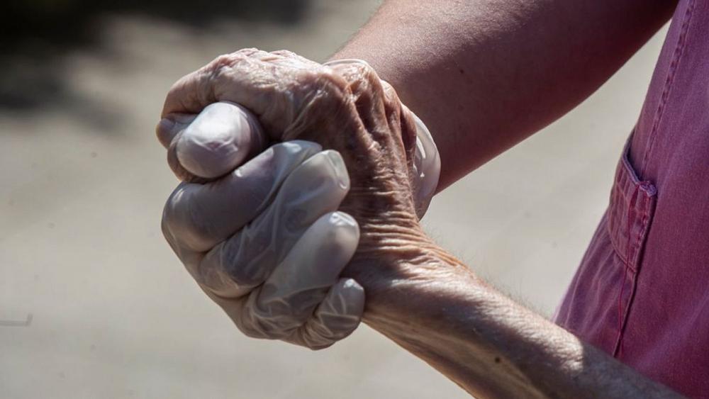 Descubrimiento de mujer dos años después de su muerte genera debate sobre la soledad
