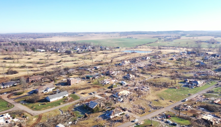 Docenas de casas están enterradas en un vertedero en el campo de golf de Emma Talley en Kentucky, donde se están reconstruyendo después de un devastador tornado.