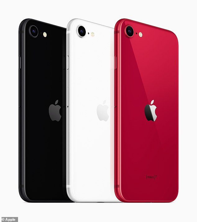 El iPhone SE 3 de Apple podría lanzarse el próximo mes, según sugieren los informes, con el nuevo teléfono inteligente económico configurado para venir con capacidades 5G.  El SE actual (en la foto) tiene una pantalla de 4,7 pulgadas y un botón de inicio físico con lector de huellas dactilares TouchID, viene en negro, blanco y rojo.