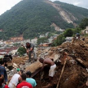 El número de muertos por deslizamientos de tierra e inundaciones en Petrópolis aumenta a 120
