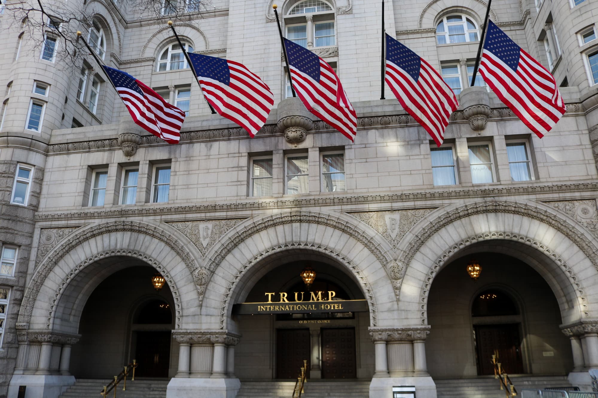 El panel de la Cámara le pide a la agencia federal que finalice el contrato de arrendamiento del hotel de DC de Trump a medida que aumentan las preguntas sobre sus estados financieros
