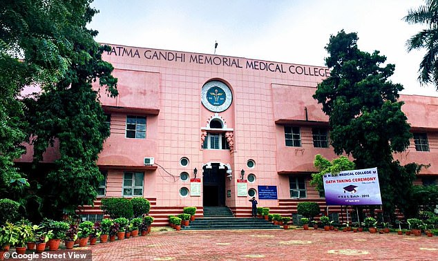 Un aspirante a profesional médico en el Mahatma Gandhi Memorial Medical College en Indore, India, supuestamente implantó quirúrgicamente un pequeño dispositivo Bluetooth en su oído en un intento por hacer trampa en un examen.