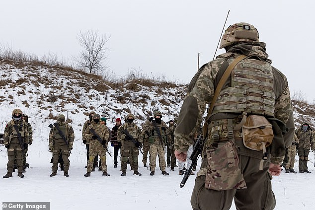 Los civiles participan en una sesión de entrenamiento de la unidad de Defensa Territorial en Obukhiv, Ucrania, a medida que crece la amenaza de una invasión rusa.