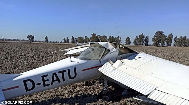Un hombre británico murió después de que su avión se salió de control y se estrelló contra los campos durante un vuelo de entrenamiento en el sur de España.  En la imagen: los restos del accidente.