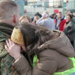 Hombres ucranianos regresan del extranjero para luchar contra la invasión rusa