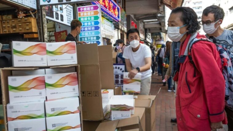 Hong Kong considera cierre en medio de aumento de COVID-19: jefe de salud