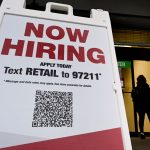 Hubo 4,6 millones de ofertas de trabajo más que trabajadores desempleados en diciembre