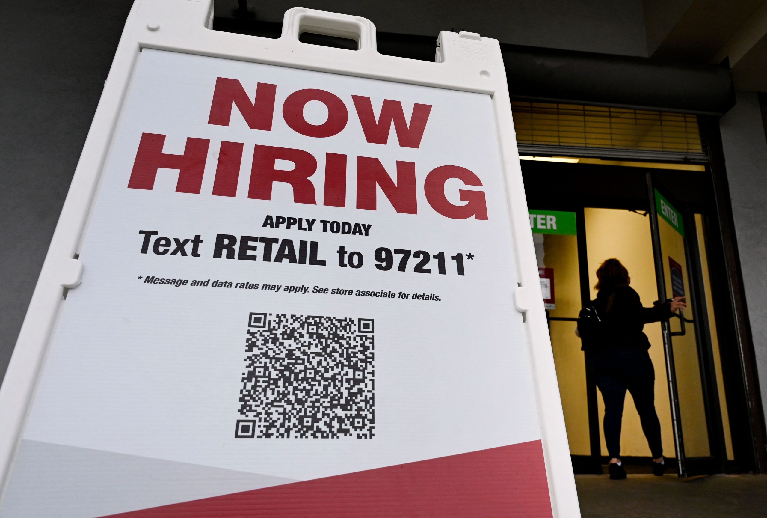 Hubo 4,6 millones de ofertas de trabajo más que trabajadores desempleados en diciembre