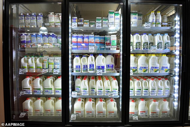 Woolworths eliminará su impuesto de 10 centavos en su gama de leche de marca privada que se introdujo en 2018 para apoyar a los agricultores afectados por la sequía.