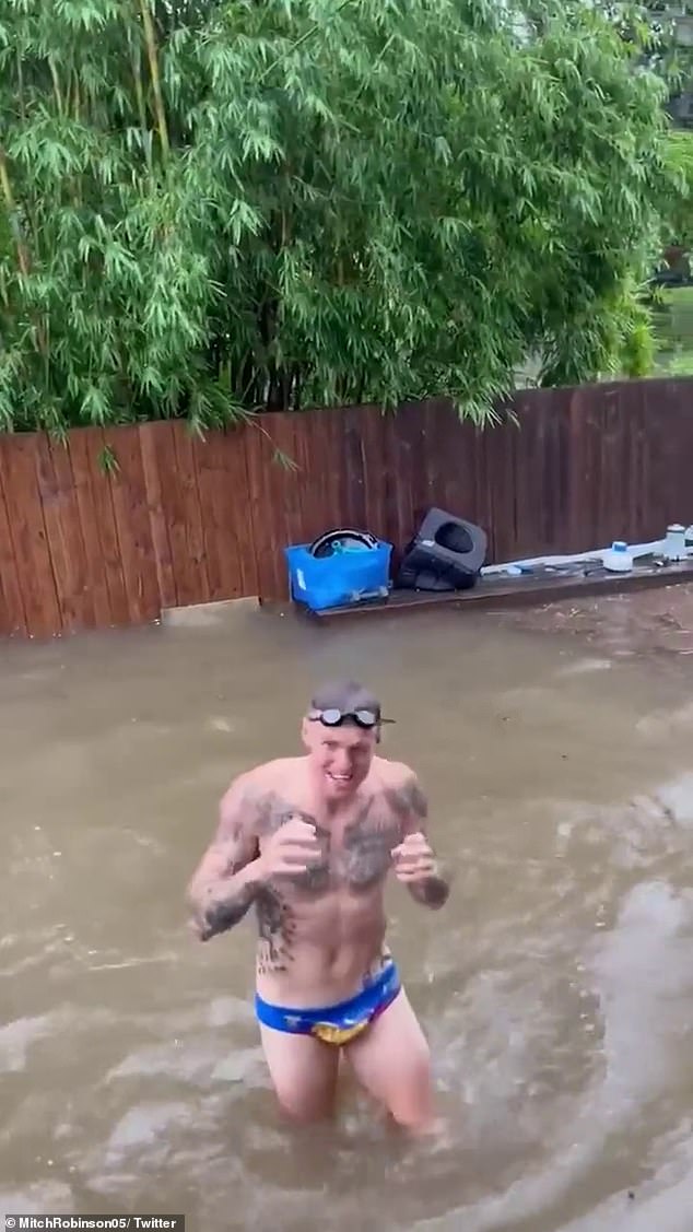 La estrella de la AFL, Mitch Robinson, ha sido ridiculizada por arriesgar su salud después de nadar en las inundaciones que rodean su casa en el sureste de Queensland.