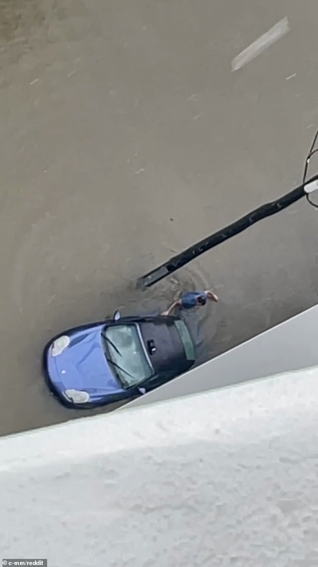 Un hombre enamorado vadeó las aguas de la inundación de Brisbane para salvar un Porsche