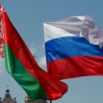 Las banderas nacionales de Bielorrusia y Rusia ondean durante "Día de la multinacional Rusia" evento en el centro de Minsk, Bielorrusia, 8 de junio de 2019. (Reuters)