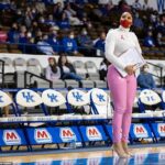 La entrenadora de Texas A&M, Sydney Carter, defiende su elección de atuendo después de ser criticada por usar pantalones de cuero rosa para un juego