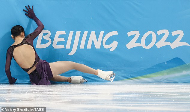 La patinadora artística china nacida en Estados Unidos, Zhu Yi, fue criticada en las redes sociales chinas después de que se cayó dos veces durante su debut olímpico en el Capital Indoor Stadium de Beijing el domingo.