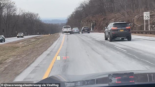 Impactantes imágenes de la cámara del tablero capturaron el momento en que se vio un Honda Accord entrenando con un Ford-150 Raptor en Palisades Parkway en Nueva Jersey sobre un lugar en la carretera