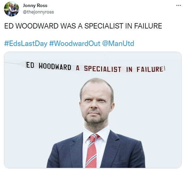 Un fanático se burló de una pancarta de un avión que llamaba a Ed Woodward especialista en fallas luego de su último día como vicepresidente ejecutivo en el Manchester United.