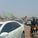 Los viajeros en la capital de Nigeria luchan con la escasez de gasolina