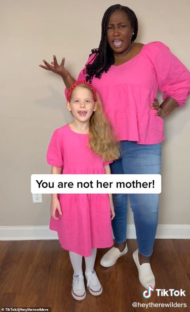 Una madre negra que adoptó a una niña blanca reveló los comentarios crueles, críticos e ignorantes que recibe de los extraños que la ven salir con la niña.