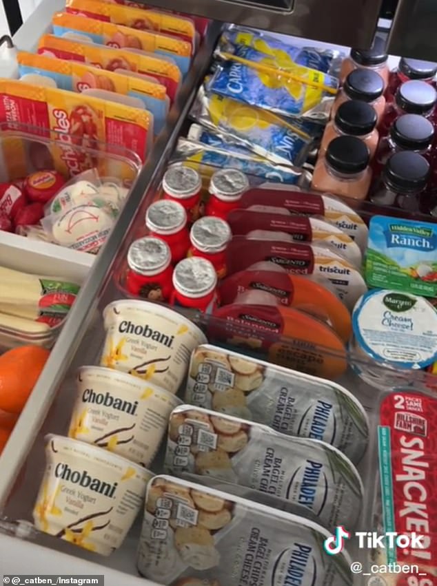 Una madre súper organizada se ganó la fama viral en línea al revelar el 'cajón de refrigerios' increíblemente bien surtido en su refrigerador.